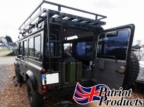 Land Rover Defender équipé d'une galerie de toit et d'une échelle arrière en aluminium