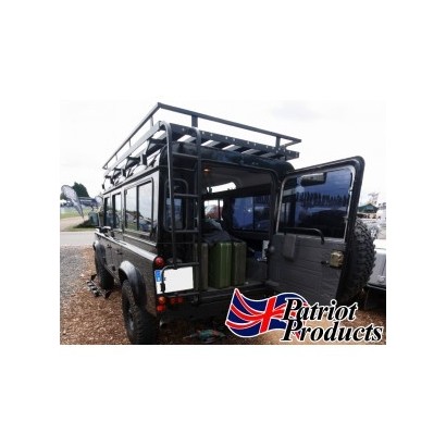 Land Rover Defender équipé d'une galerie de toit et d'une échelle arrière en aluminium