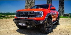 Pick-up Ford Ranger Raptor équipé d'un pare-chocs avant AFN sur une piste